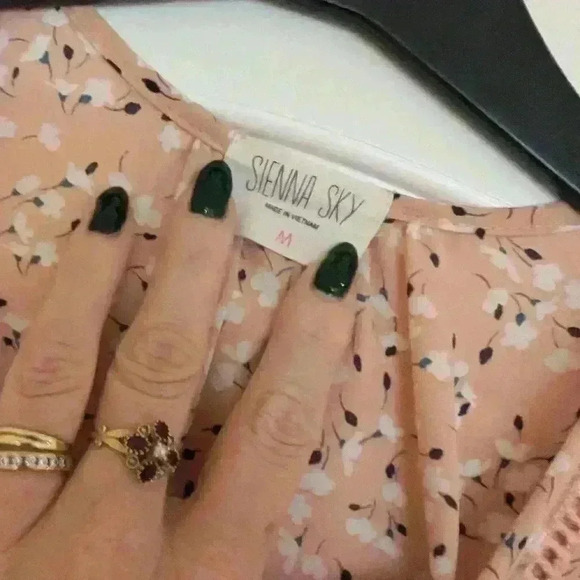 Sienna sky size medium pink blouse with white flowers - Picture 5 of 6